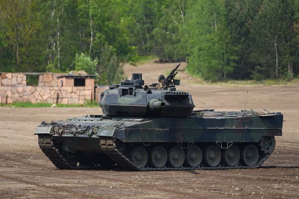 Char Leopard 2 en manœuvre. 