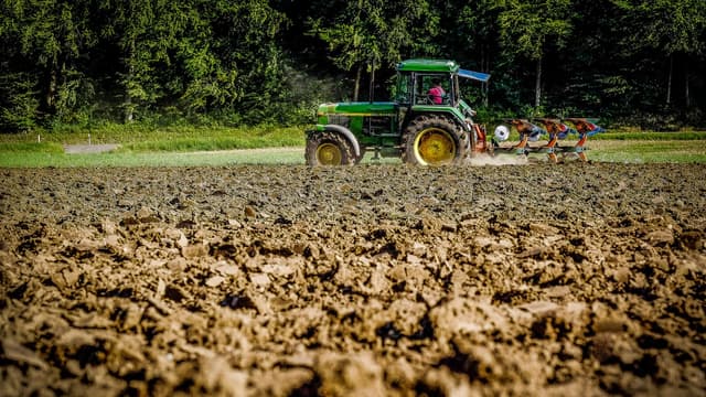Le montant des baisses de cotisations sociales pour les agriculteurs devrait atteindre 180 millions d'euros selon Stéphane Le Foll.