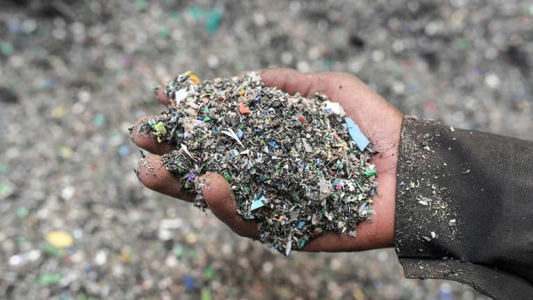 Du plastique pulvérisé avant son mélange avec du sable pour devenir brique (photo d'illustration)