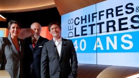 Les animateurs "Des chiffres et des Lettres" Arielle Boulin-Prat, Bertrand Renard et Laurent Romejko sur le plateau de l'émission, le 16 février 2012 à Paris, à l'occasion des 40 ans du jeu télévisé