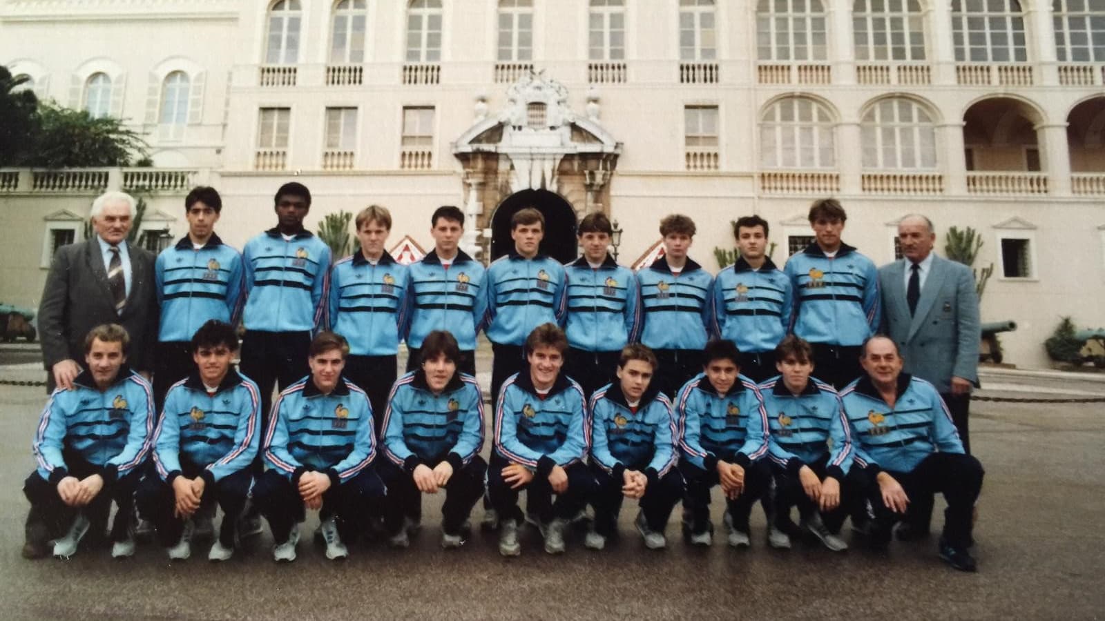 Hervé Renard avec l'équipe de France jeunes en 198. Il est deuxième en partant de la droite en haut. Dessailly est à droite, Deschamps au centre en bas Hervé Renard avec l'équipe de France jeunes en 198. Il est deuxième en partant de la droite en haut. Dessailly est à droite, Deschamps au centre en bas