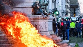 Un incendie allumé devant le Parlement européen par des agriculteurs en colère, à Bruxelles, en Belgique, le 1er février 2024 