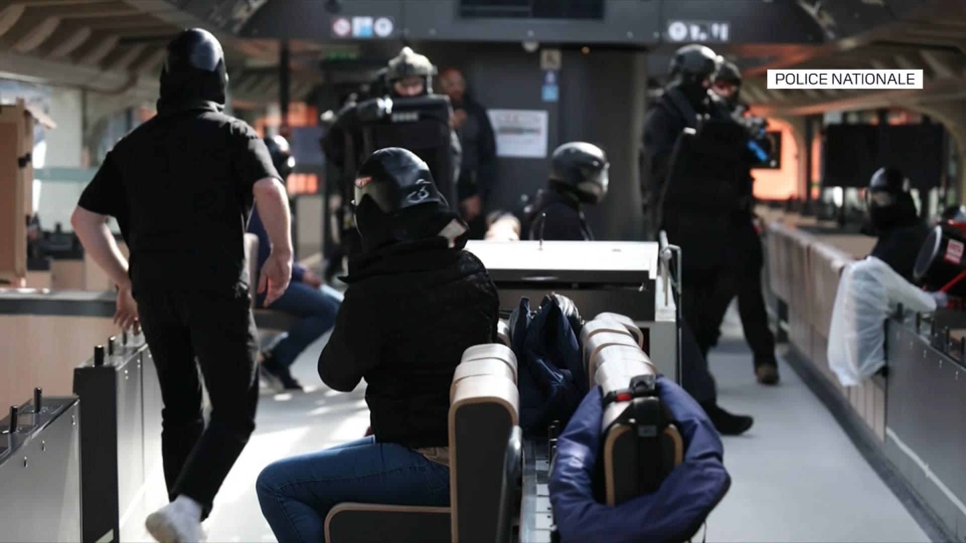 Des images d'un exerice de simulation d'attentat sur un bateau mouche par le Raid à près de 4 mois de la cérémonie d'ouverture des Jeux Olympiques sur la Seine
