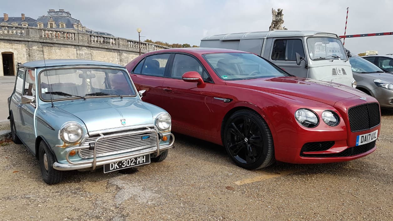 Face à sa plus petite compatriote, une ancienne Mini à peine longue de 3 mètres, la Flying Spur et ses 5,30 mètres en imposent. Face à sa plus petite compatriote, une ancienne Mini à peine longue de 3 mètres, la Flying Spur et ses 5,30 mètres en imposent.