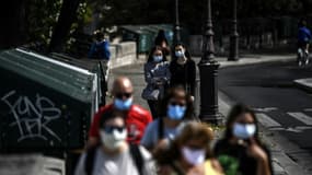 Des passants portent le masque sur les quais de la Seine à Paris, le 28 août 2020
