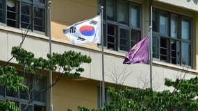 Le drapeau sud-coréen devant une école de Séoul 