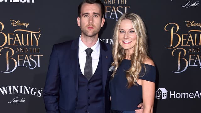 Matthew Lewis et sa petite amie Angela Jones lors de la première de "La Belle et la Bête" le 2 mars 2017 à Los Angeles