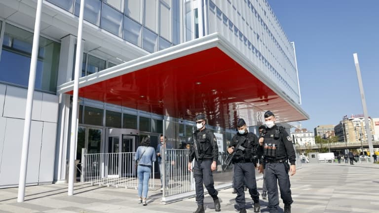 Patrouille de policiers à l'extérieur du tribunal de Paris, le 2 septembre 2020