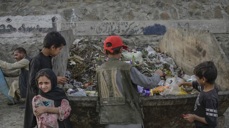 Des enfants faisant les poubelles à Kaboul pour tenter de trouver de la nourriture, le 21 septembre 2021.