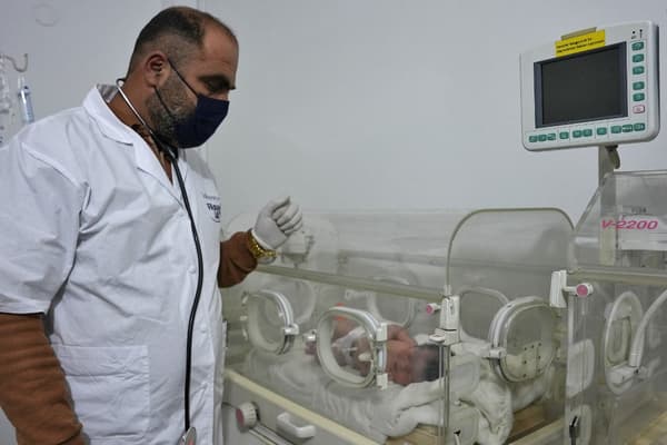Aya dans un hôpital syrien en compagnie d'un médecin, le 7 février 2023 