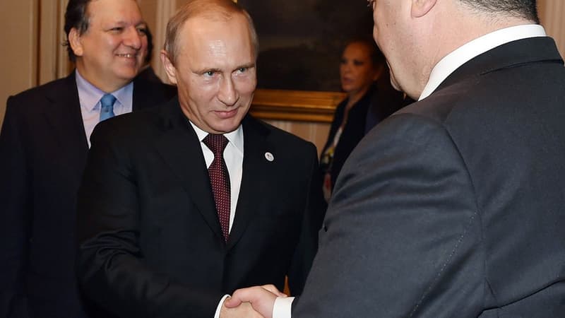 Vladimir Poutine, président russe, et son homologue Petro Porochenko (à droite) à Milan lors d'un mini-sommet sur l'Ukraine.