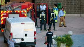 Les pompiers stationnent à l'extérieur de la résidence où vivent Teresa Romero et son compagnon, le 8 octobre.