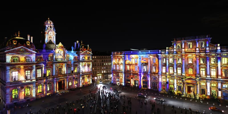 L'Hôtel de Ville de Lyon et le musée des Beaux-Arts illuminés à l'occasion du lancement de la Fête des lumières de Lyon, le 5 décembre 2024.