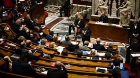 Le ministre de l'Intérieur Gérald Darmanin (C) s'exprime le 15 novembre 2022 à l'Assemblée nationale à Paris