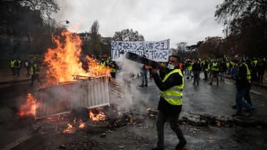 Des manifestants construisent une barricade à Paris, le 1er décembre 2018.