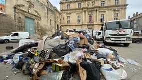 Des ordures déversées devant la mairie d’Arles par les éboueurs.