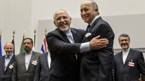 Le ministre des Affaires étrangères iranien, Mohammad Javad Zarif, et son homologue français Laurent Fabius, dimanche 24 novembre, à Genève, après la signature de l'accord sur le nucléaire.