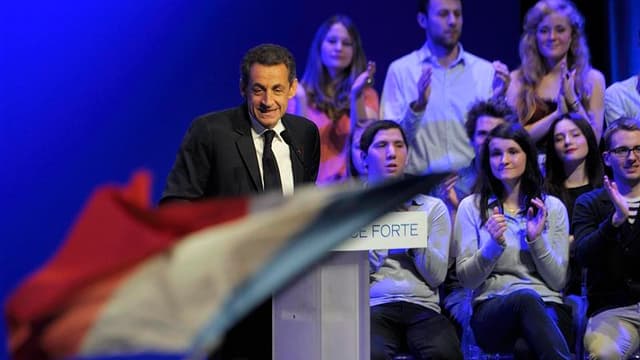Lors d'un meeting à Longjumeau, dans l'Essonne, Nicolas Sarkozy a défendu mardi le droit de s'adresser aux électeurs du Front national, dont il a un besoin impératif pour l'emporter le 6 mai, en déclarant que ce parti était "compatible avec la République"
