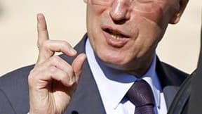 Le ministre de l'Intérieur, Claude Guéant, a mis en cause vendredi les ressortissants de pays d'Europe de l'Est qu'il tient pour responsables de la recrudescence des cambriolages en France depuis 2009. /Photo prise le 28 septembre 2011/REUTERS/Charles Pla
