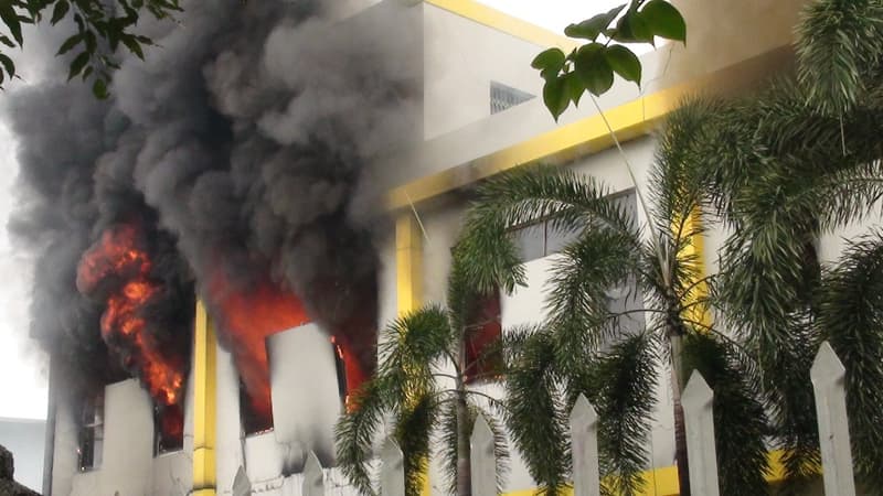 Une usine en flammes à Binh Duong, au Viêtnam, le 14 mai 2014.