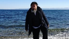 Ai Weiwei sur une plage de l'île de Lesbos en Grèce en janvier 2016