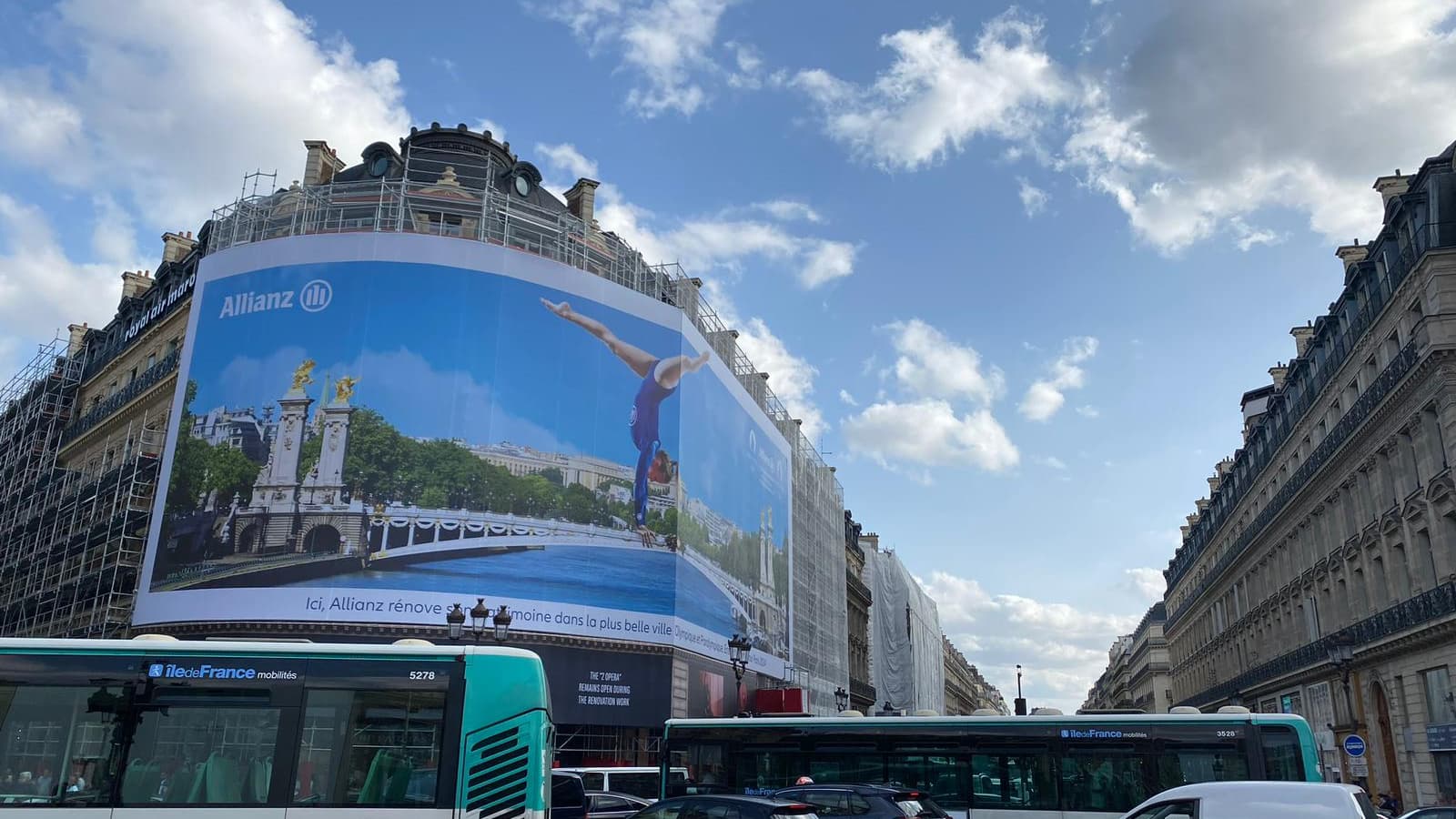 Une bâche publicitaire installée sur la devanture d'un bâtiment de l'avenue de l'Opéra à Paris, le 30 septembre 2023. Une bâche publicitaire installée sur la devanture d'un bâtiment de l'avenue de l'Opéra à Paris, le 30 septembre 2023.
