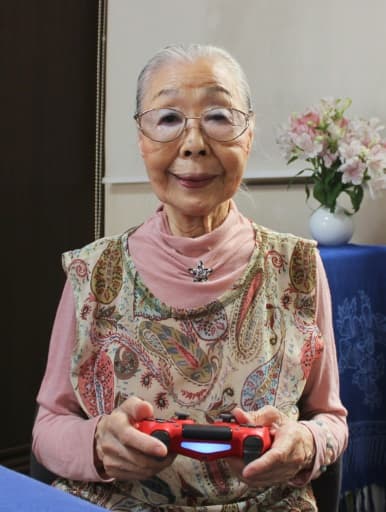 Photo fournie par Keisuke Nagao de Hamako Mori actionnant sa manette de jeu devant son écran de jeu vidéo, le 29 mai 2020 chez elle à Matsudo, dans la grande banlieue de Tokyo Photo fournie par Keisuke Nagao de Hamako Mori actionnant sa manette de jeu devant son écran de jeu vidéo, le 29 mai 2020 chez elle à Matsudo, dans la grande banlieue de Tokyo