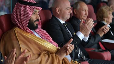 Mohammed ben Salmane, le prince héritier d'Arabie saoudite, lors de la Coupe du monde 2018 avec Gianni Infantino, président de la Fifa, et Vladimir Poutine, président de la Russie