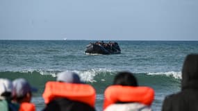 Des migrants s'apprêtent à monter à bord d'un bateau de passeurs pour tenter de traverser la Manche à Audresselles, dans le nord de la France, le 25 octobre 2024