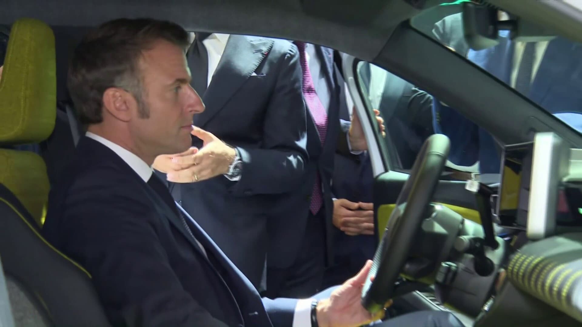 Emmanuel Macron au Mondial de l'Auto le 14 octobre 2024 teste la R5