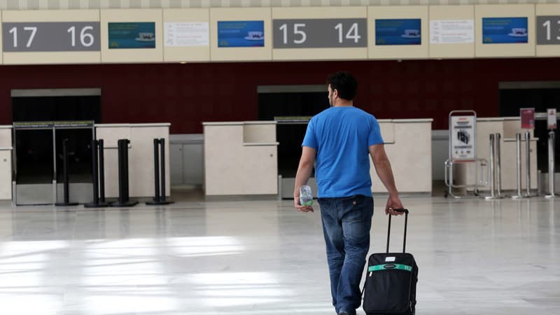 Un homme marche à l'intérieur de l'aéroport de Bordeaux en 2013 (Photo d'illustration)