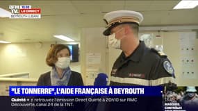 Florence Parly s'entretient avec des hommes de la Marine nationale à bord du porte-hélicoptère "Le Tonnerre" à Beyrouth