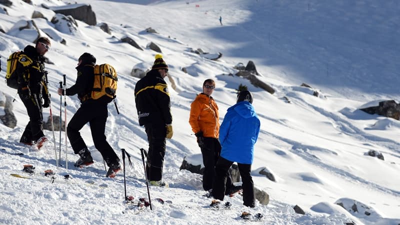 Des pisteurs sur les lieux de la chute de Michael Schumacher, à Méribel