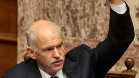 Le Premier ministre grec George Papandreou. Le parlement grec a donné jeudi son feu vert définitif à un nouveau plan d'austérité du gouvernement socialiste destiné à obtenir une aide internationale. /Photo prise le 20 octobre 2011/REUTERS/Costas Baltas/Ic