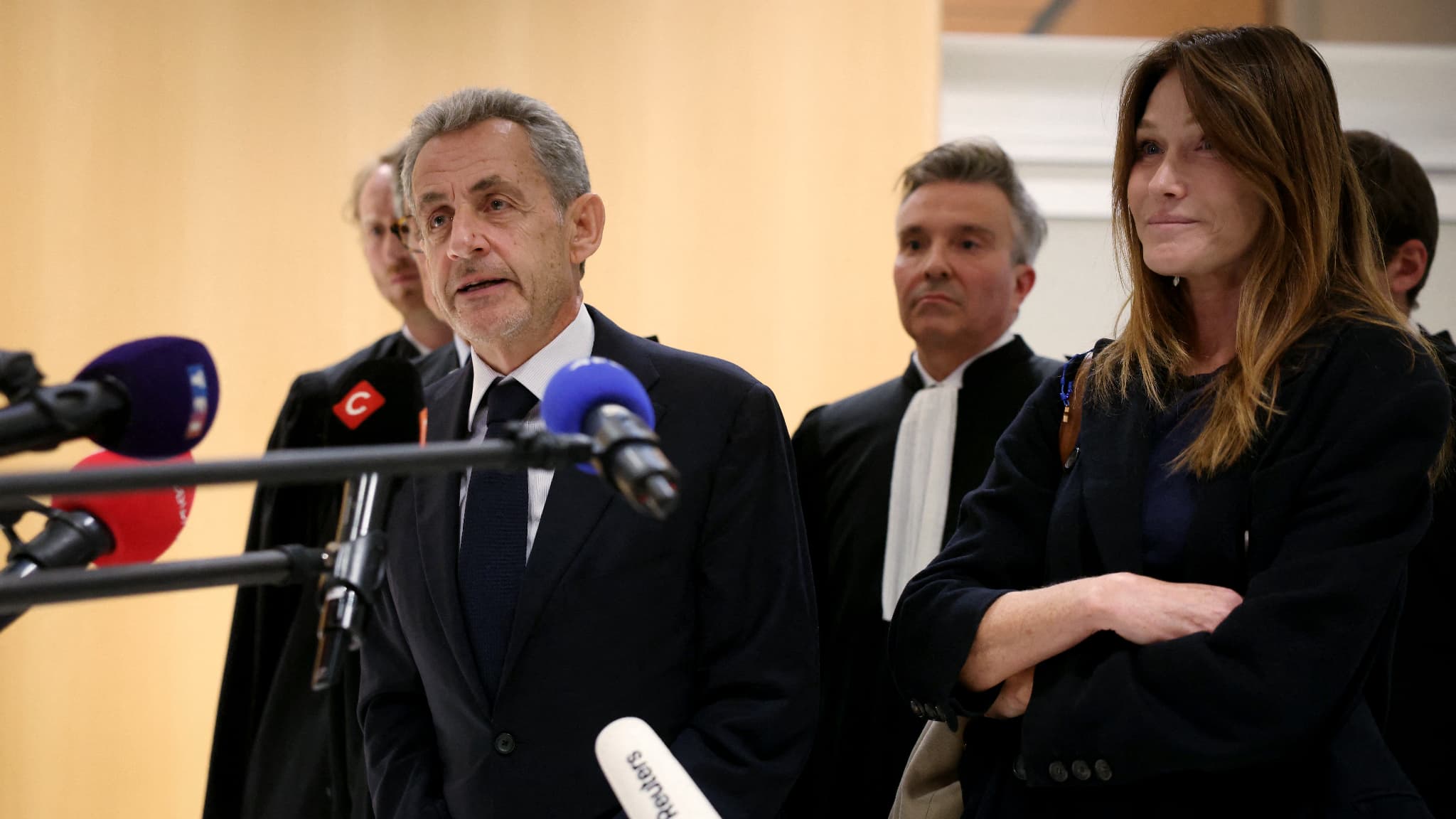 "IL RESTE DANS LE CŒUR DES FRANÇAIS": APRÈS LA CONDAMNATION DE NICOLAS SARKOZY, UN SOUTIEN SOBRE DE LA DROITE À L'EX-PRÉSIDENT