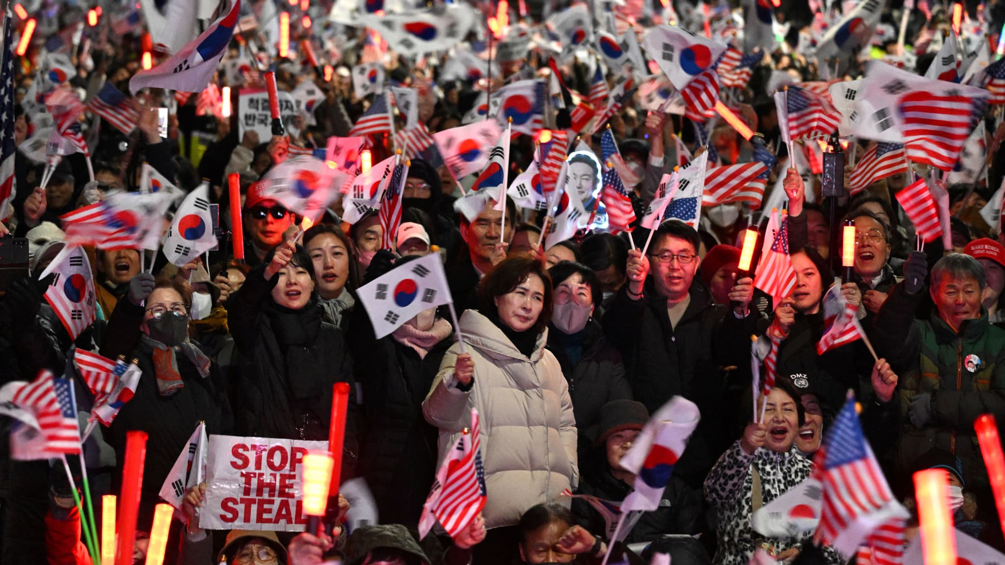 Des centaines de personnes célèbrent la remise en liberté du président sud-coréen Yoon Suk Yeol, à Séoul, le 8 mars 2025 Des centaines de personnes célèbrent la remise en liberté du président sud-coréen Yoon Suk Yeol, à Séoul, le 8 mars 2025