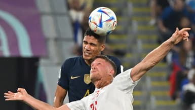 Raphaël Varane avec l'équipe de France en train de jouer un ballon de la tête