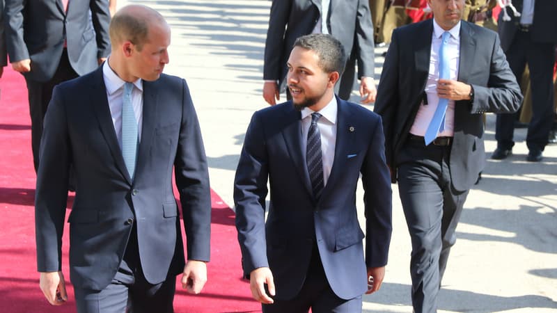 Prince William est accueilli par le prince héritier Hussein ben Abdallah.