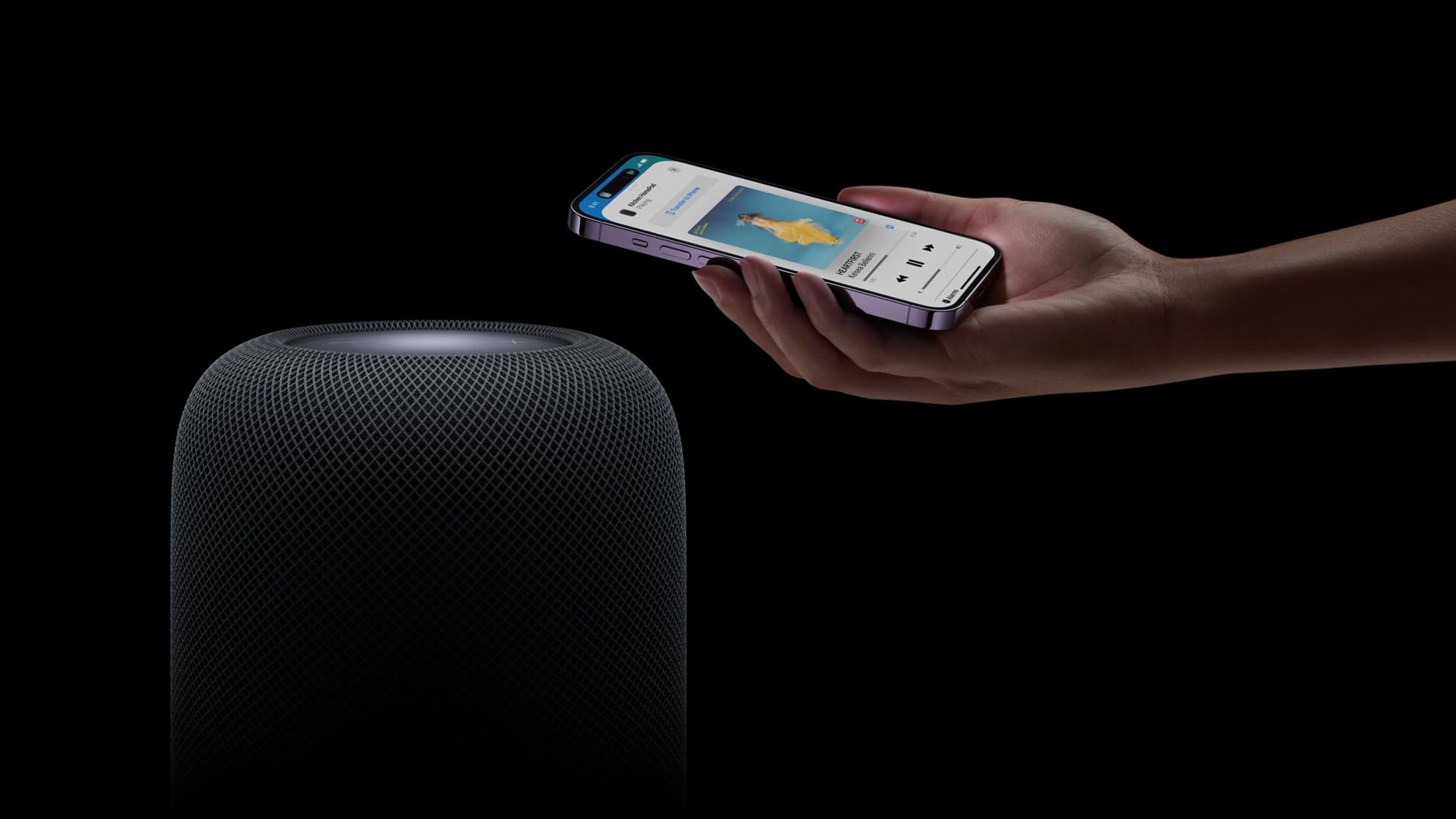 En approchant son iPhone, on peut transférer musique, appels téléphones ou podcasts au HomePod.