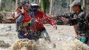 Opération de secours dans la Vallée de Compostela, aux Philippines. Selon un nouveau bilan communiqué jeudi, le typhon Bopha, qui balaye les Philippines depuis mardi, a fait 332 morts, plusieurs centaines de disparus et des centaines de milliers de sinist