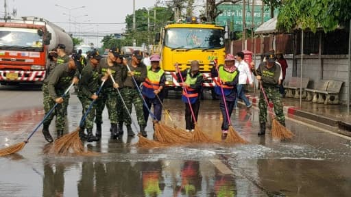 Photo fournie par l'armée thaïlandaise montrant des membres de l'armée qui nettoient les rues de Bangkok pour lutter contre la pollution, le 18 février 2018 Photo fournie par l'armée thaïlandaise montrant des membres de l'armée qui nettoient les rues de Bangkok pour lutter contre la pollution, le 18 février 2018