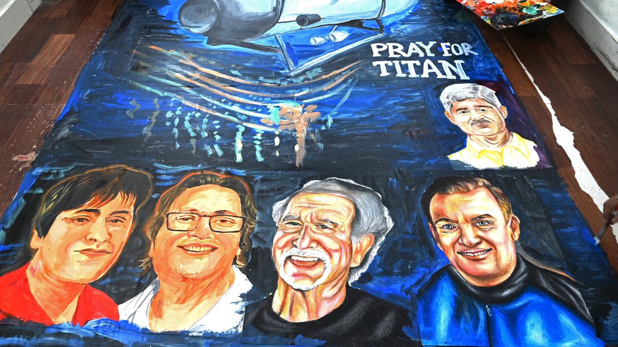 Des étudiants en art réalisent une oeuvre montrant les cinq passagers du Titan, à Mumbai (Inde), le 22 juin 2023.