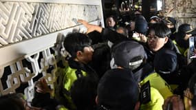 La police tente de retenir les personnes essayant d'entrer dans l'Assemblée nationale devant la porte principale de l'Assemblée nationale à Séoul, Corée du Sud, le 3 décembre 2024, après que le président Yoon Suk Yeol ait déclaré la loi martiale d'urgence.