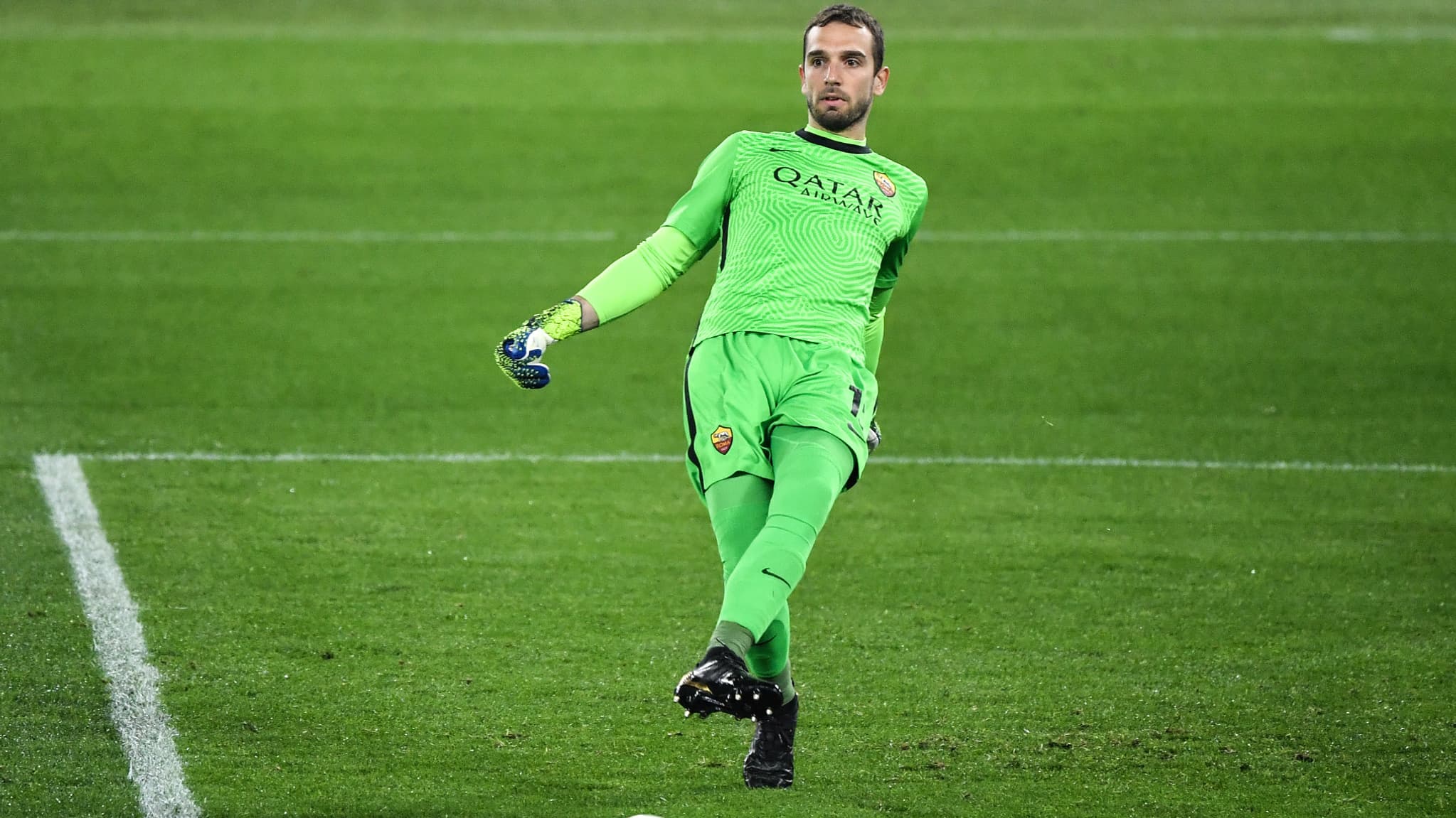 Pau Lopez tentant une passe au pied avec la Roma Pau Lopez tentant une passe au pied avec la Roma