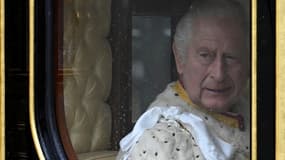 Charles III, quelques minutes avant son entrée dans l'Abbaye de Westminster pour son couronnement 