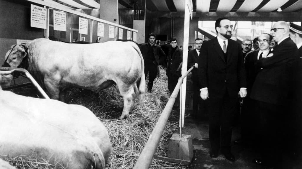 Charles de Gaulle et son ministre de l'agriculture Edgard Pisani le 9 mars 1965 au salon de l'agriculture à Paris 