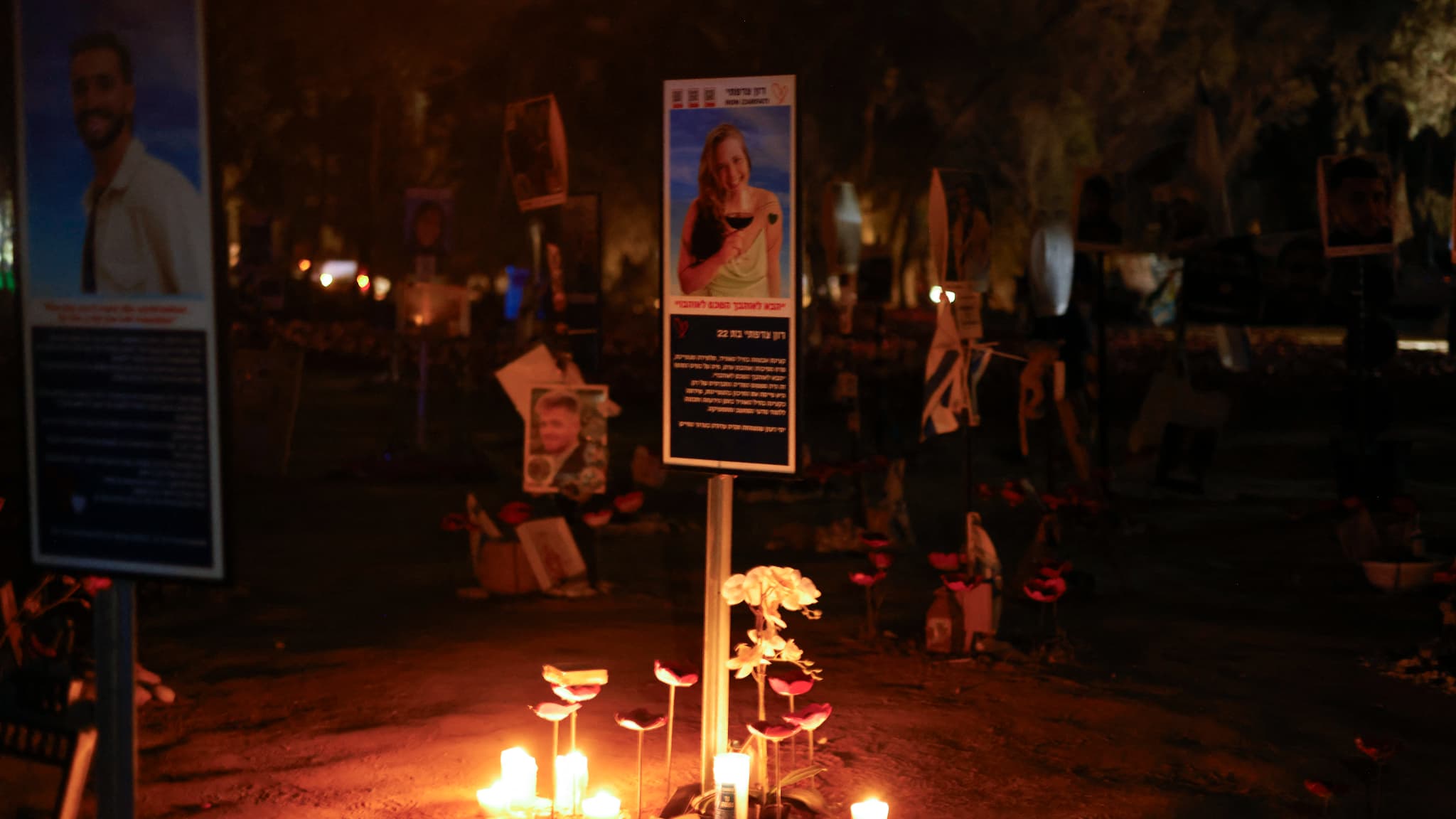 À Réïm en Israël, sur les lieux du massacre du festival de musique Nova, une foule a donné le coup d'envoi des cérémonies pour commémorer les attaques du 7 octobre 2023.