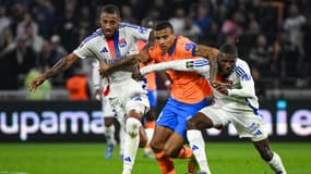 Corentin Tolisso et Clinton Mata face à Mason Greenwood lors d'OL-OM, le 22 septembre 2024.