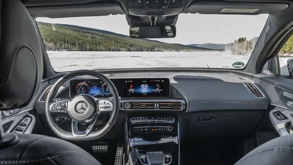L’interface homme-machine est celle déjà vue sur les derniers modèles Mercedes, avec ce grand écran XX pouces. Les détails sur la gestion de la batterie, de la consommation à la charge, sont particulièrement fournis. L’interface homme-machine est celle déjà vue sur les derniers modèles Mercedes, avec ce grand écran XX pouces. Les détails sur la gestion de la batterie, de la consommation à la charge, sont particulièrement fournis.