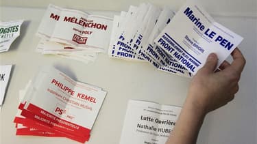 Bulletins de vote au premier tour des législaties à Hénin-Beaumont. Marine Le Pen et Philippe Kemel ont déposé mardi leur candidature pour le second tour des législatives dans la 11e circonscription du Pas-de-Calais, point de départ d'un affrontement entr